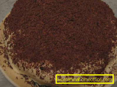 Vrh ukrasite tortu kakaovim prahom ili ribanom čokoladom